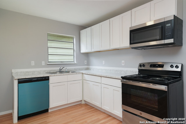 Image 10 of 17 For 435 Bedford Ave W