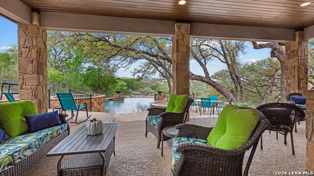 Listing photo id 37 for 543 River Chase