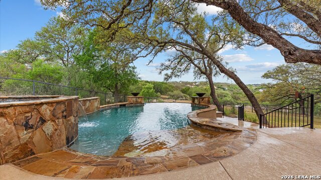 Listing photo id 40 for 543 River Chase