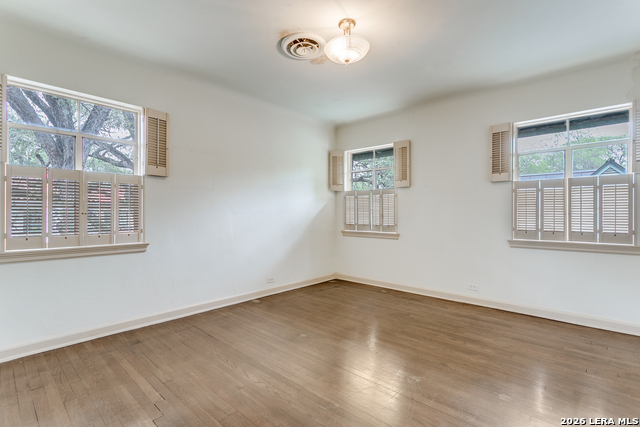 Listing photo id 26 for 144 Thelma  