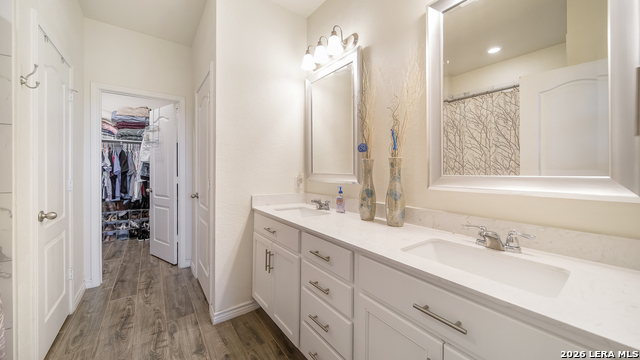 Listing photo id 9 for 350 Colonial Blf