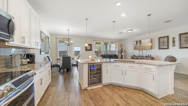 Listing photo id 11 for 350 Colonial Blf