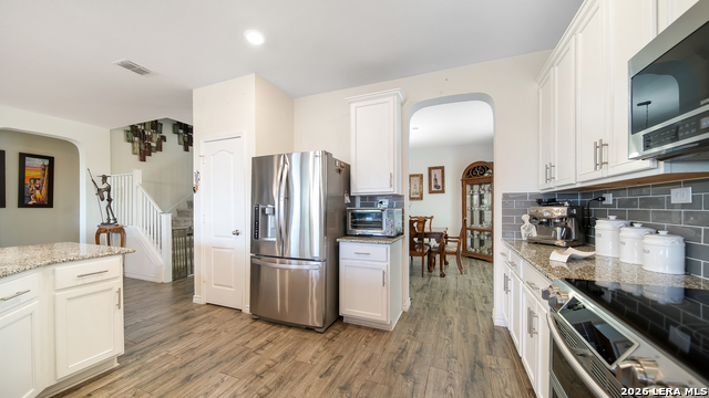 Listing photo id 13 for 350 Colonial Blf