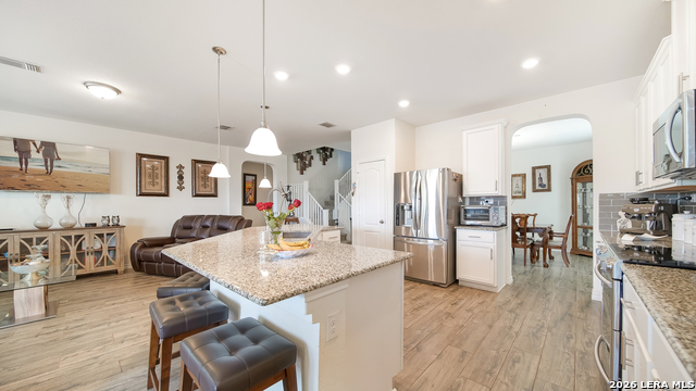 Listing photo id 14 for 350 Colonial Blf