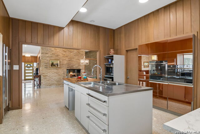 Image 23 of 49 For 349 Mary Louise