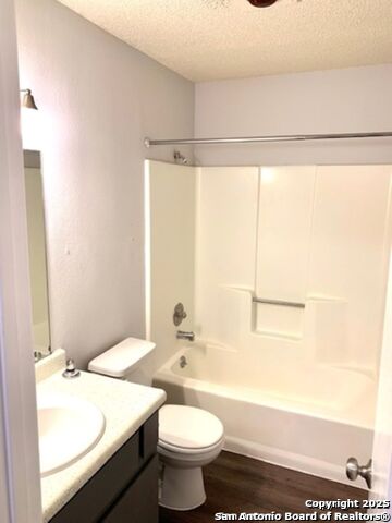 Listing photo id 13 for 5230 Meadow Rise