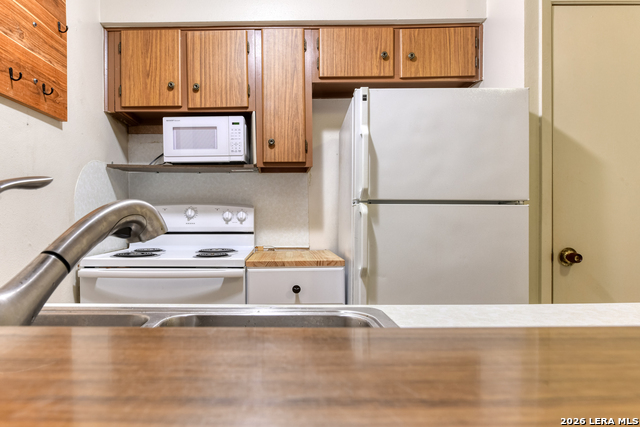 Image 9 of 14 For 215 Mistletoe W E