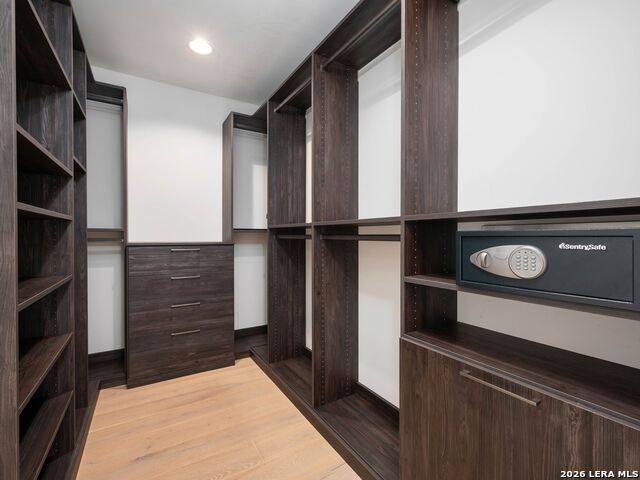 Image 22 of 45 For 305 Joliet  C