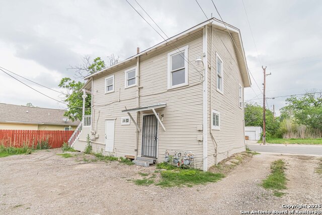 Image 2 of 13 For 2407 South New Braunfels Avenue  3