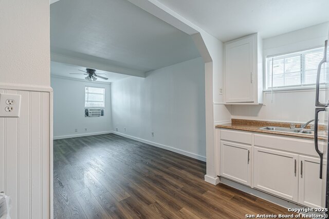 Image 3 of 13 For 2407 South New Braunfels Avenue  3