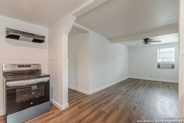 Image 5 of 13 For 2407 South New Braunfels Avenue  3