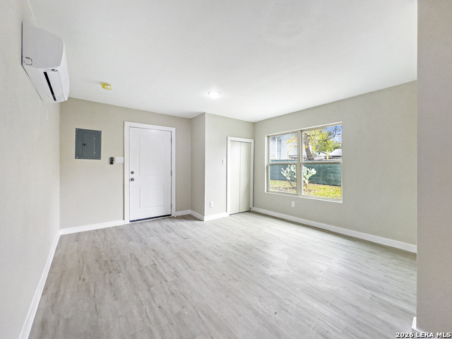 Listing photo id 2 for 1606 Wildwood W D