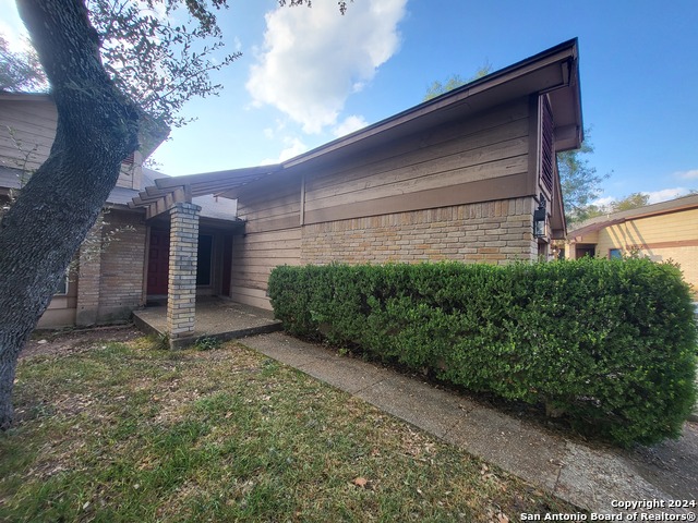 Listing photo id 0 for 8936 Golden Brook