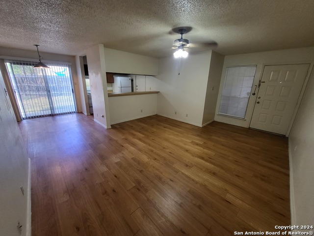Listing photo id 3 for 8936 Golden Brook
