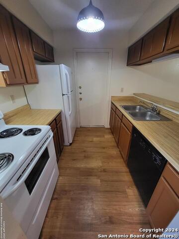 Listing photo id 4 for 8936 Golden Brook