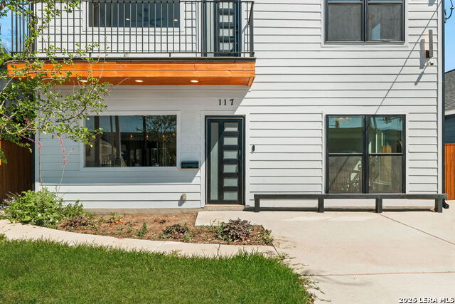 Listing photo id 1 for 117 Carle  