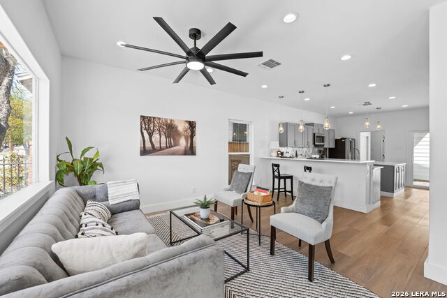 Listing photo id 7 for 117 Carle  