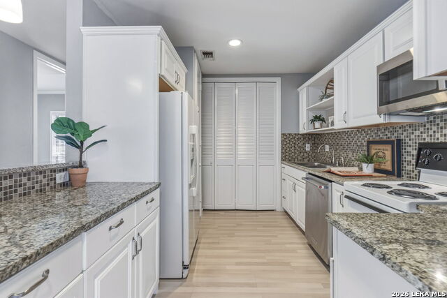 Image 12 of 35 For 7711 Broadway  20b