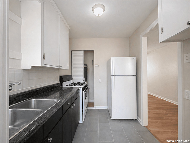 Image 2 of 8 For 1511 W Woodlawn Ave  2