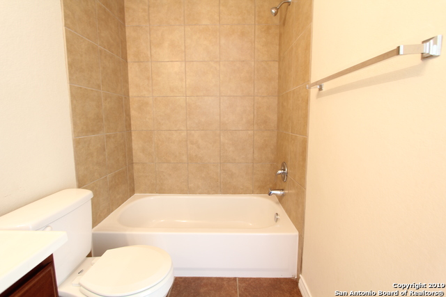 Listing photo id 13 for 5008 Flipper Dr