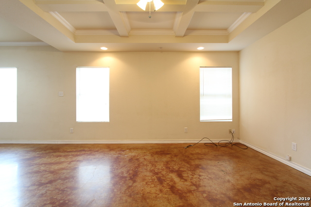 Listing photo id 3 for 5008 Flipper Dr