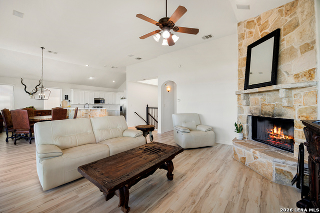 Image 19 of 79 For 2633 Lakeview Dr