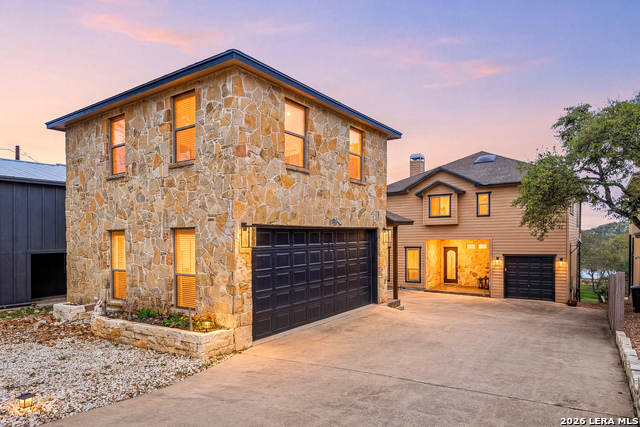 Image 3 of 79 For 2633 Lakeview Dr