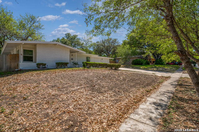 Image 4 of 37 For 110 Meadowood Lane