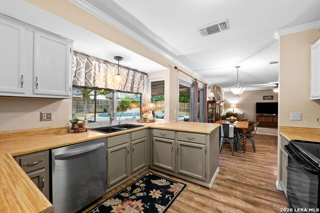 Image 22 of 44 For 5827 Lost Creek