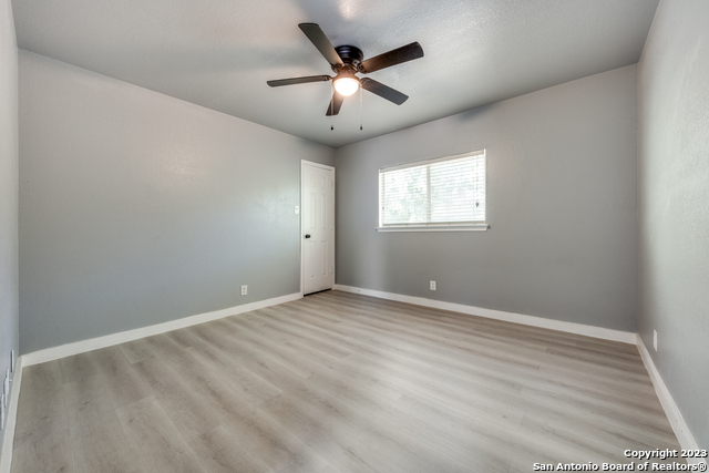 Listing photo id 8 for 22 Mclennan Oak