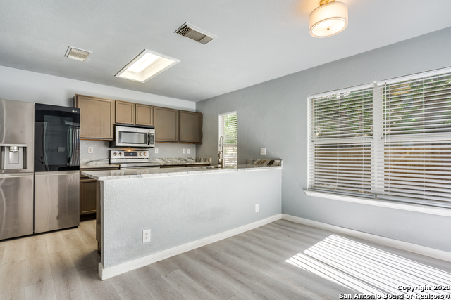 Listing photo id 3 for 22 Mclennan Oak