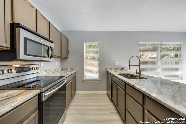 Listing photo id 4 for 22 Mclennan Oak