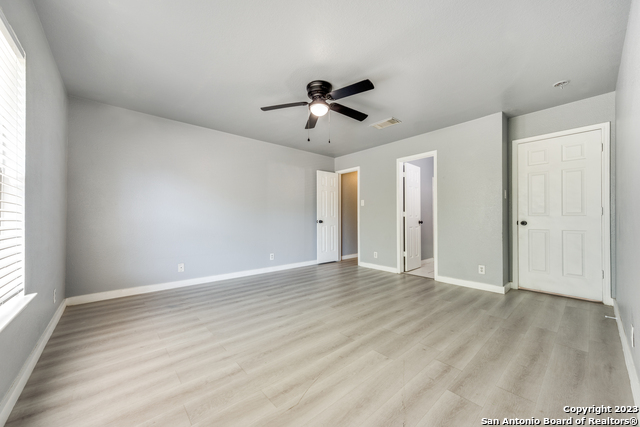 Listing photo id 5 for 22 Mclennan Oak