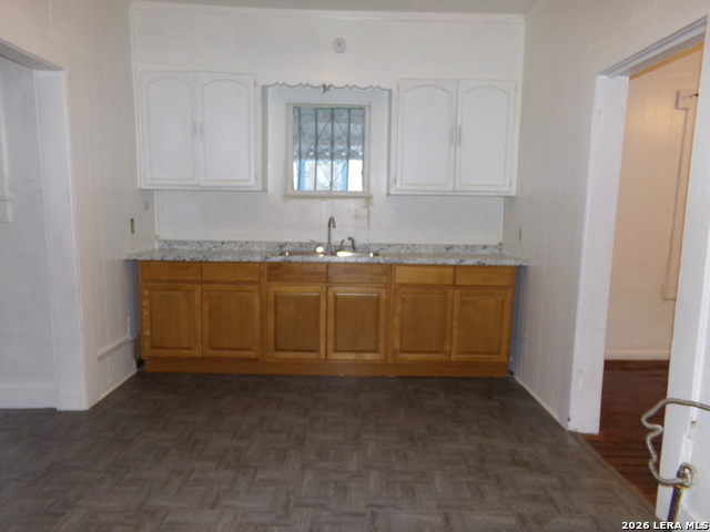 Image 8 of 18 For 3918 Martin St W