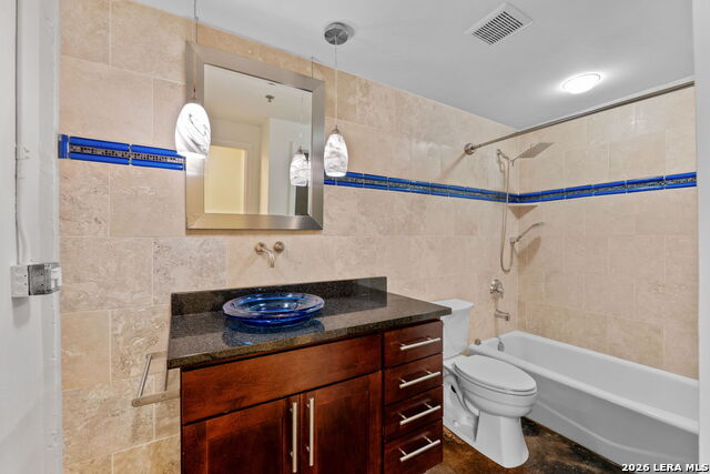 Image 21 of 32 For 1339 Flores St S 202