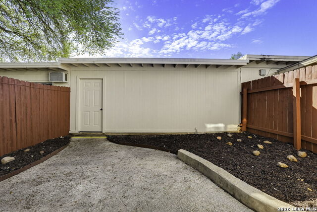 Image 27 of 30 For 626 Strings Dr  59