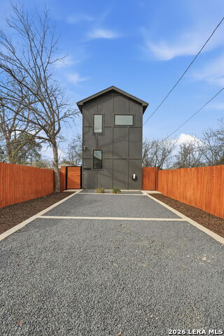 Image 18 of 23 For 1641 Center St N