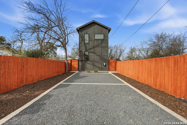 Image 19 of 23 For 1641 Center St N