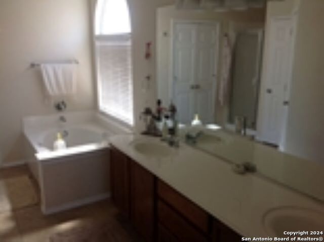 Listing photo id 11 for 945 Forest Ridge Pkwy