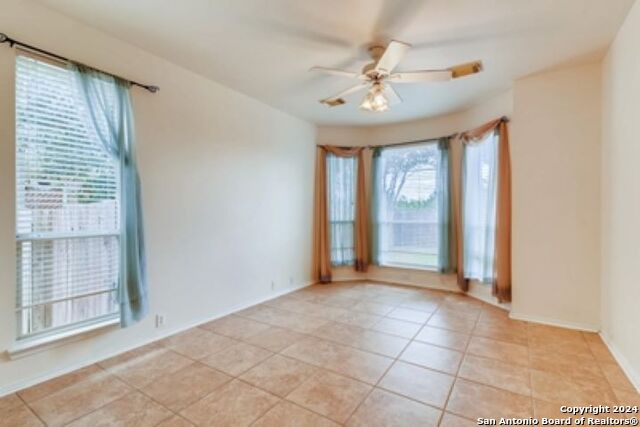 Listing photo id 3 for 945 Forest Ridge Pkwy