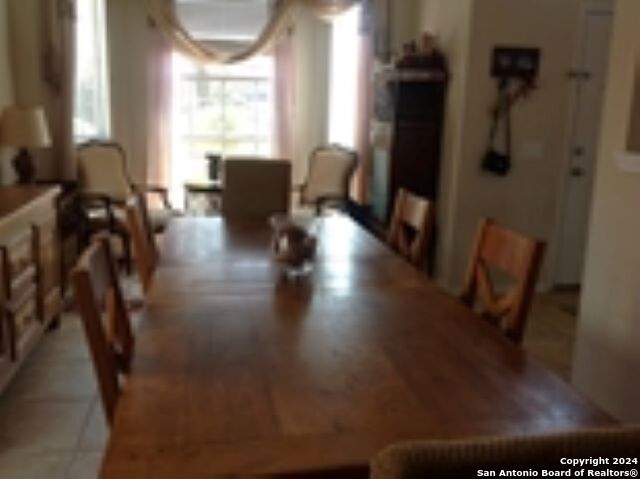 Listing photo id 4 for 945 Forest Ridge Pkwy