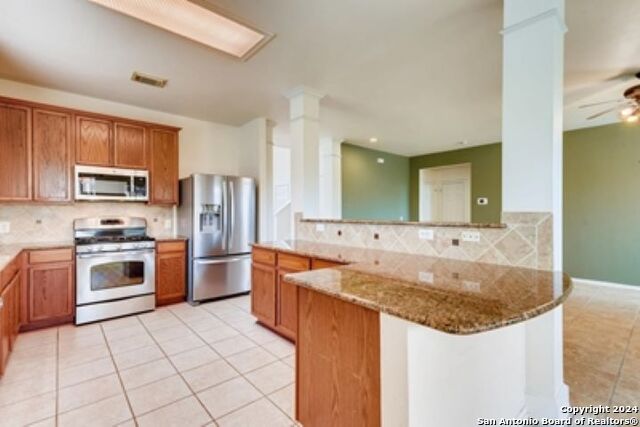 Listing photo id 5 for 945 Forest Ridge Pkwy