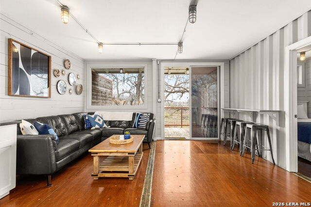 Image 23 of 39 For 9035 Fm 725  