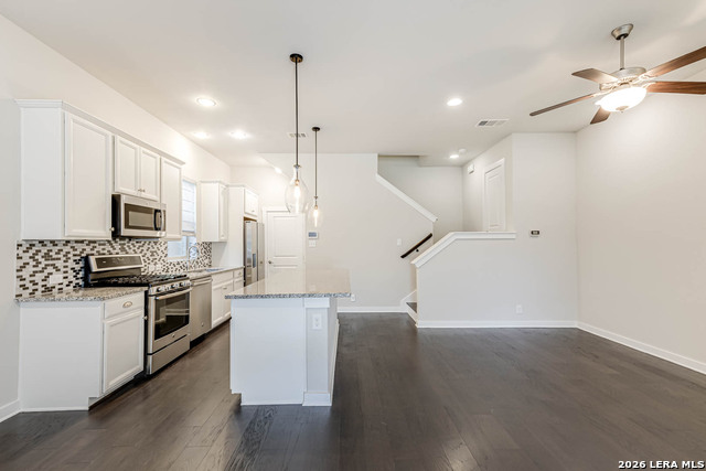 Image 3 of 31 For 211 Courtland E