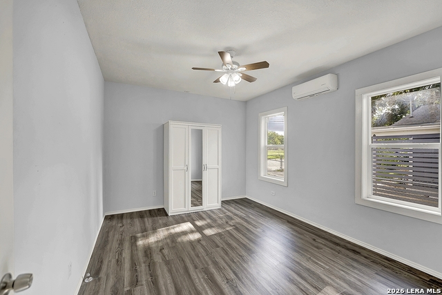 Image 19 of 25 For 1426 Carson St E