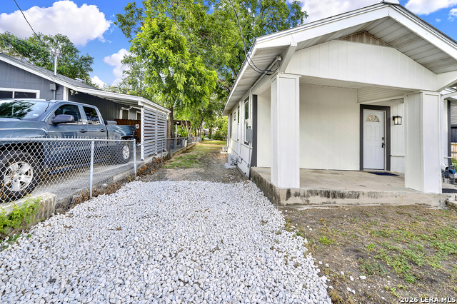 Image 3 of 25 For 1426 Carson St E