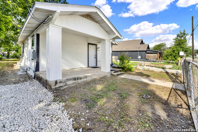 Image 4 of 25 For 1426 Carson St E