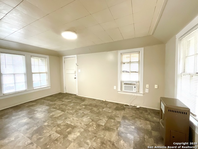 Image 3 of 13 For 810 Magnolia W 3