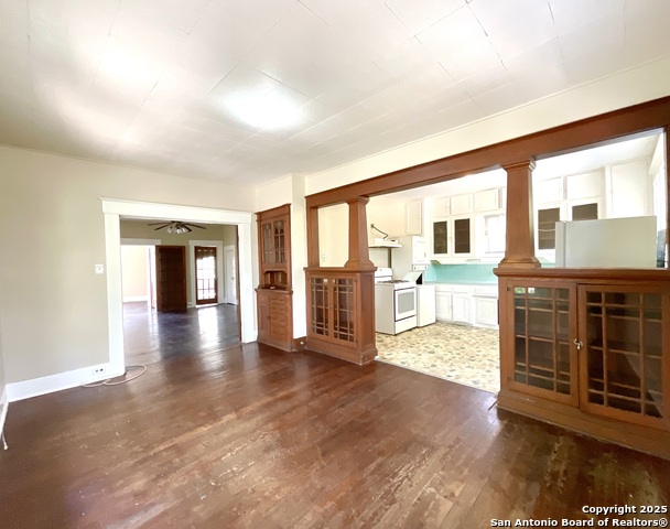 Image 9 of 24 For 810 Magnolia W 2