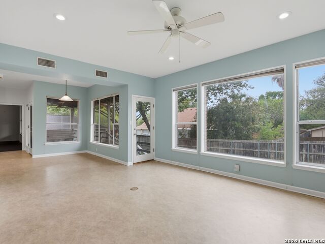 Image 10 of 37 For 968 Queens Dr.